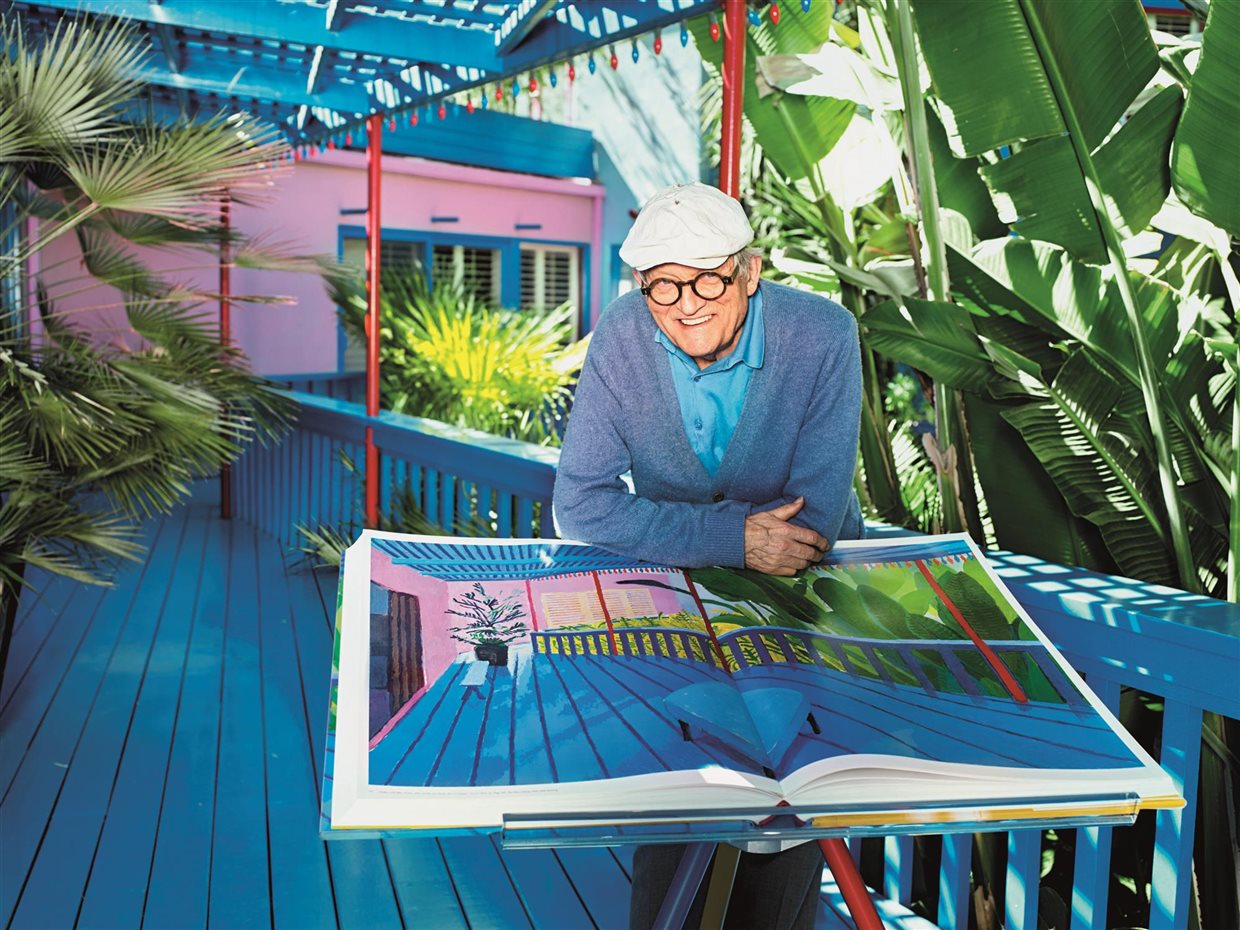 HOCKNEY SU IMAGE011 02641. David Hockney posa junto al libro retrospectiva editado por Taschen