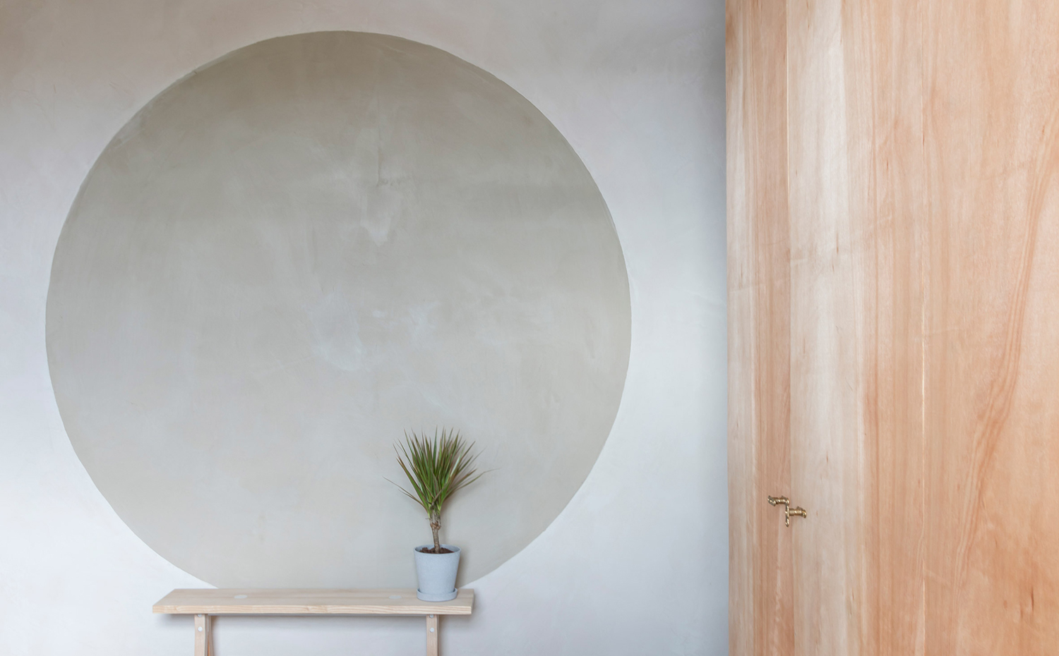 clay-house-simon-astridge-interiors-london-uk-residential dezeen 2364 col 10. Juego de texturas propio de la filosofía 'wabisabi' que inspira la casa