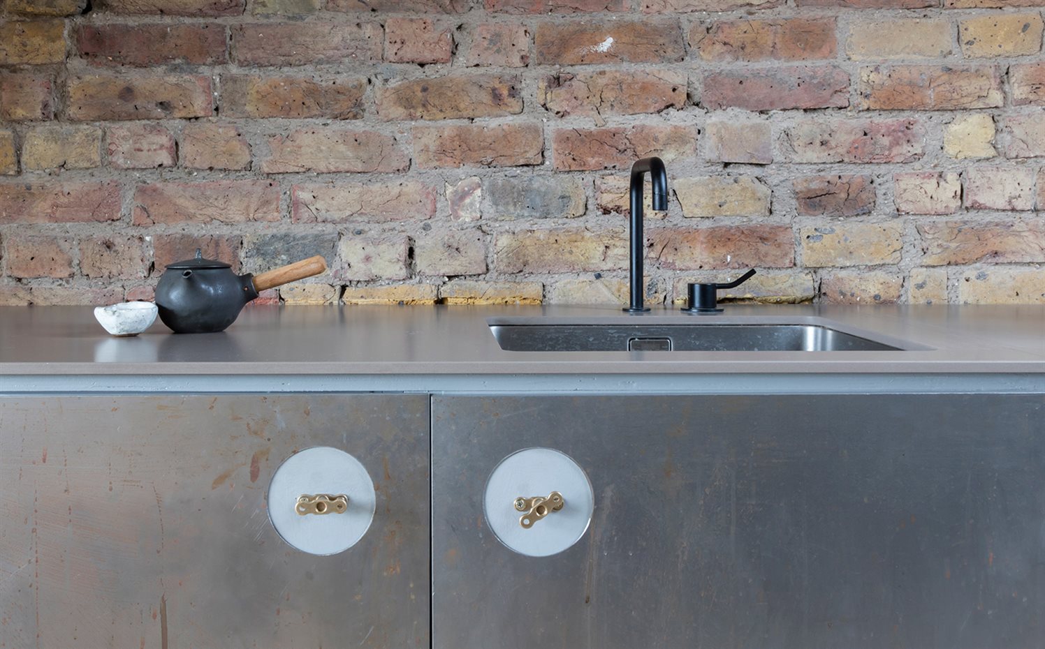 clay-house-simon-astridge-interiors-london-uk-residential dezeen 2364 col 2. Detalle del mueble de la cocina, de acero inoxidable