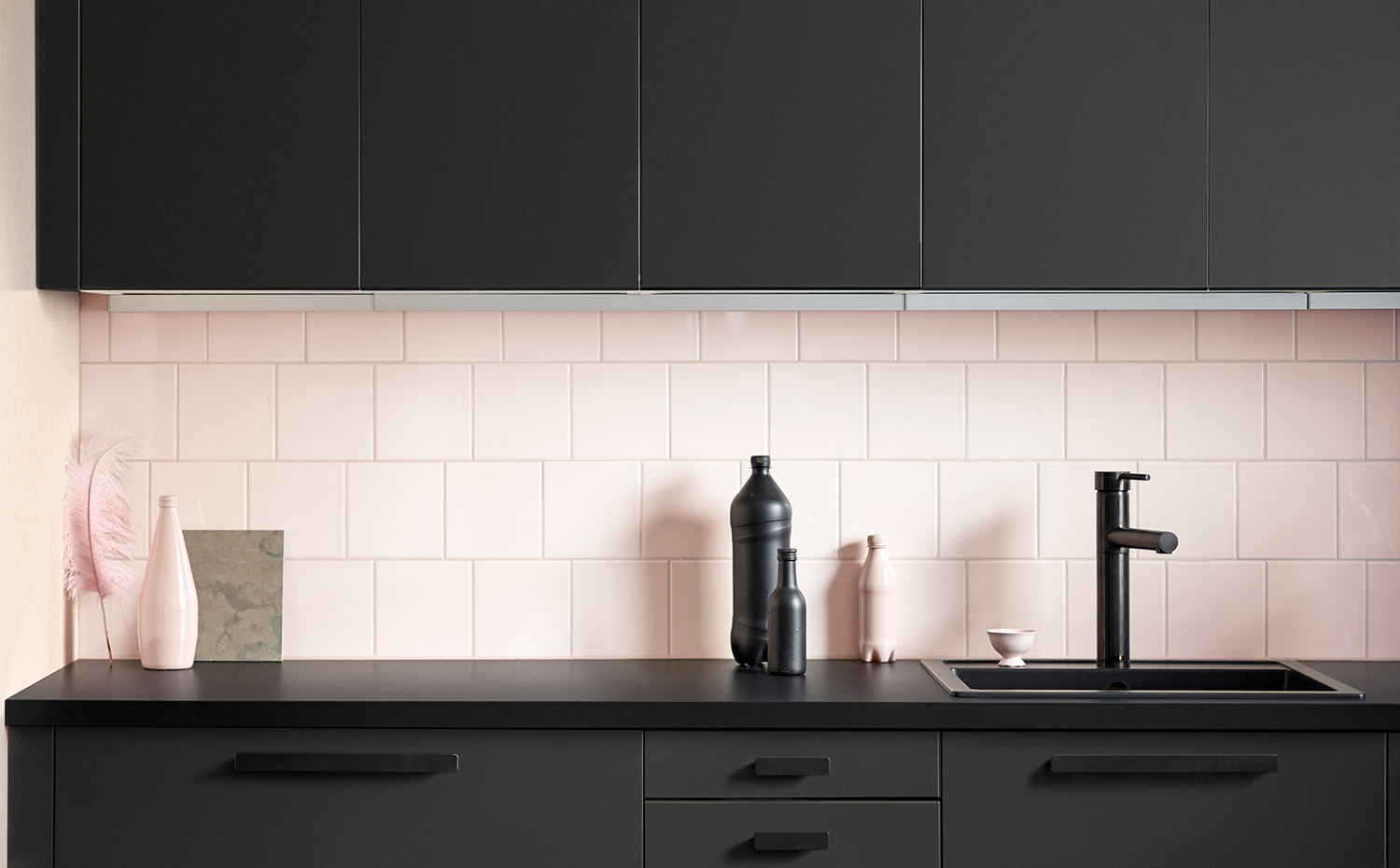 ikea-kungsbacka-kitchen-form-us-with-love-design dezeen hero. La cocina Kungsbacka, de Ikea, hecha a partir del reciclaje de botellas de plástico, es una opción muy responsable