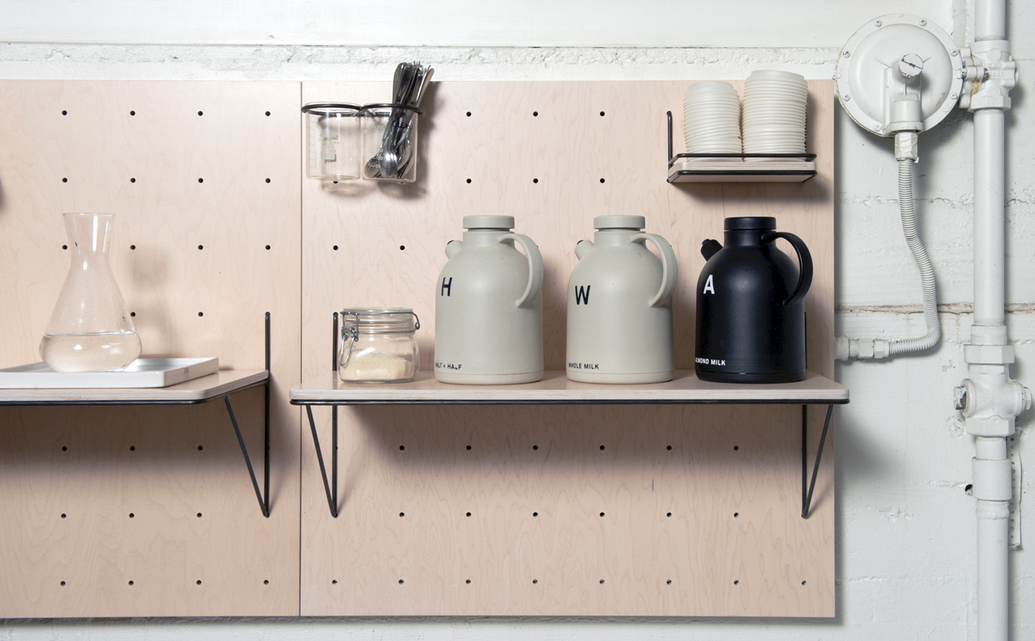 Pegboard Organizers by Yvonne Mouser . Orden y sostenibilidad asegurados con los organizadores transformables Pegboard, de Yvonne Mouser. 