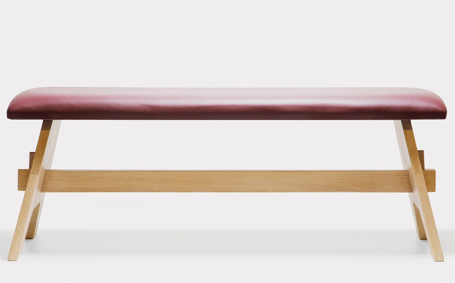 tingest-kollektion2017-stockholm-2017-design-products dezeen 2364 col 6. Banco de cuero y madera Plinten