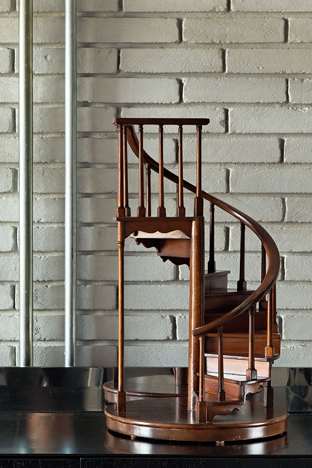 Escultura con forma de escalera de caracol. La pieza decorativa con forma escalera de caracol es un guiño al pasado