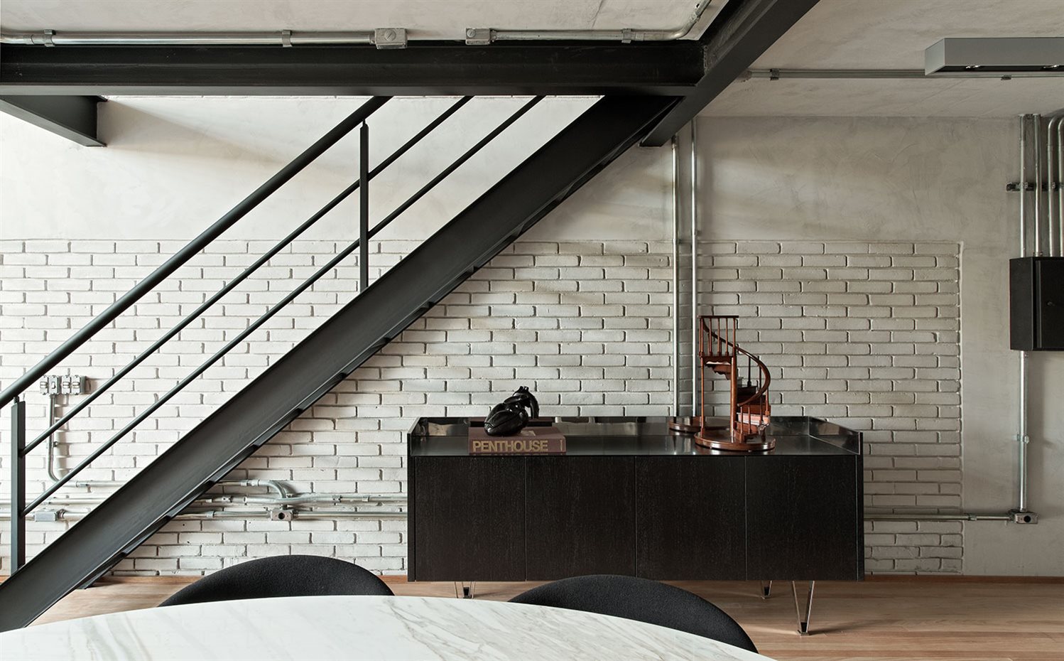 Mostrador con piezas decorativas. El mostrador de madera oscura destaca sobre un fondo blanco