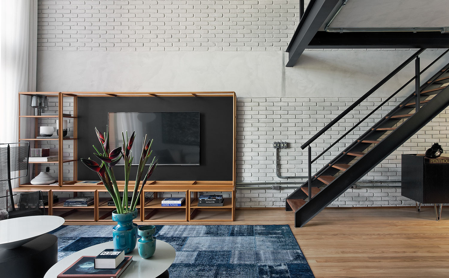  N0A4724 DxO. Mueble de madera diseñado por Diego Revollo que incorpora un espacio para el televisor