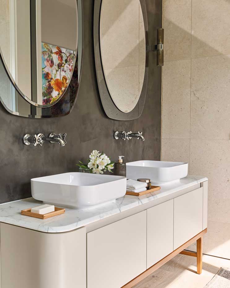 00445723. la encimera es de mármol Calacatta pulido, de la colección Gunni & Trentino Piedra Natural. Los lavamanos modelo Bolo, el mueble de apoyo, las griferías Timbro, los espejos y los apliques de luz son de la firma Antonio Lupi
