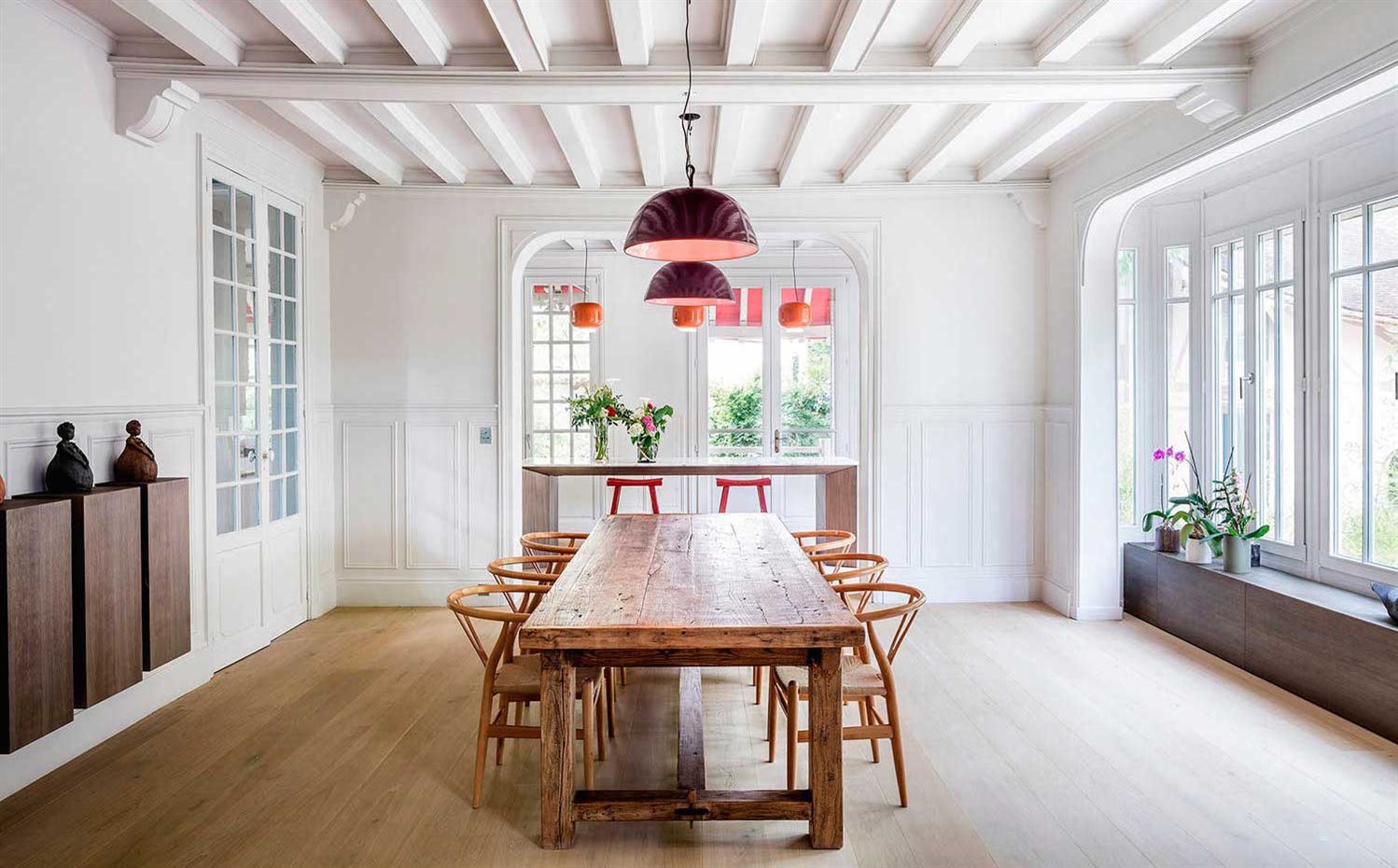 05Am 20. Una mesa de madera antigua da calidez al comedor