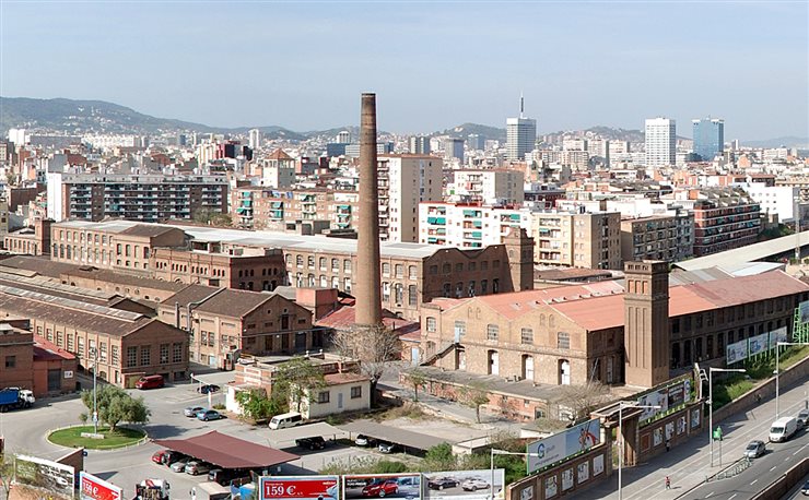 El antiguo recinto industrial de Can Batlló donde se levanta el edificio acoge varios proyectos autogestionados desde el año 2011 en el barrio de Sants de Barcelona