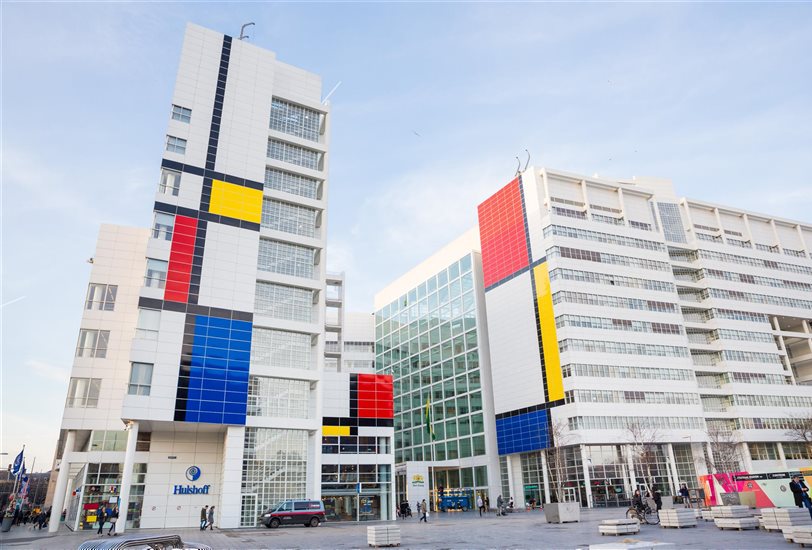 Fachada del ayuntamiento de La Haya convertida en cuadro de Mondrian
