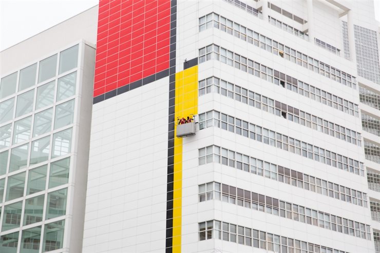 La fachada no se pintó, sino que se pegaron adhesivos para dar al edificio de Richard Meier la apariencia de un cuadro de Mondrian.