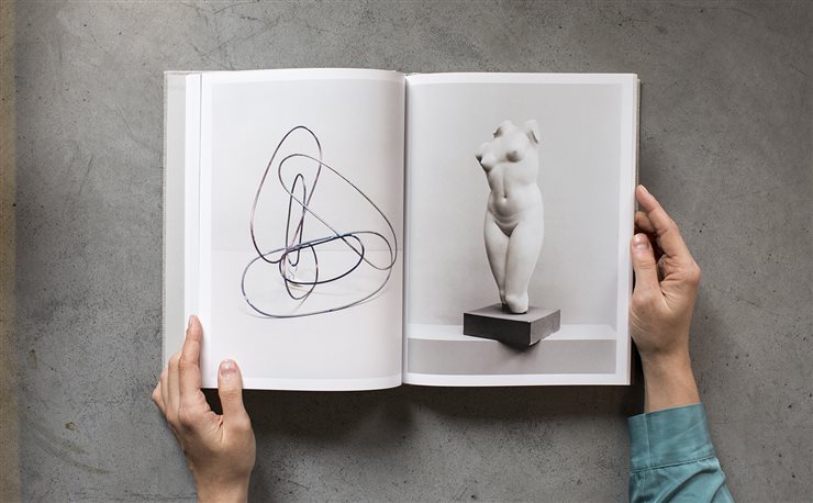 Cada capítulo se abre con ilustraciones de trabajos de jóvenes artistas contemporáneos. En la imagen, fotografías de Lena Amuat y Zoë Meyer