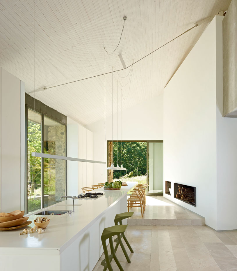 Cocina blanca estudio Abaton en una casa de campo. Sillas de comedor, Whisbone Chair, de Carl Hansen
