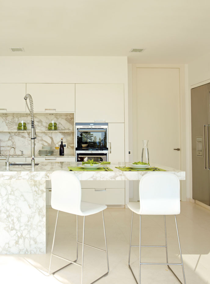 AE5 Arquitectes cocina blanca  mármol de Calacatta taburetes Tate, diseño de Jasper Morrison para Cappellini