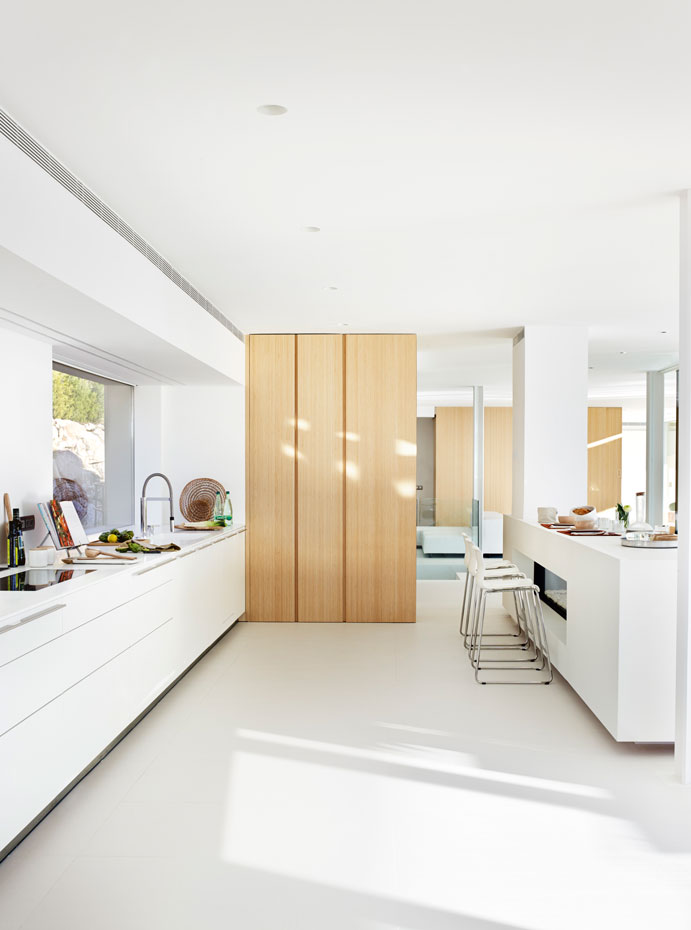 Mobiliario cocina lacado en blanco de Bulthaup, encimera de Krion y taburete de Ikea Estudio Mano en Girona