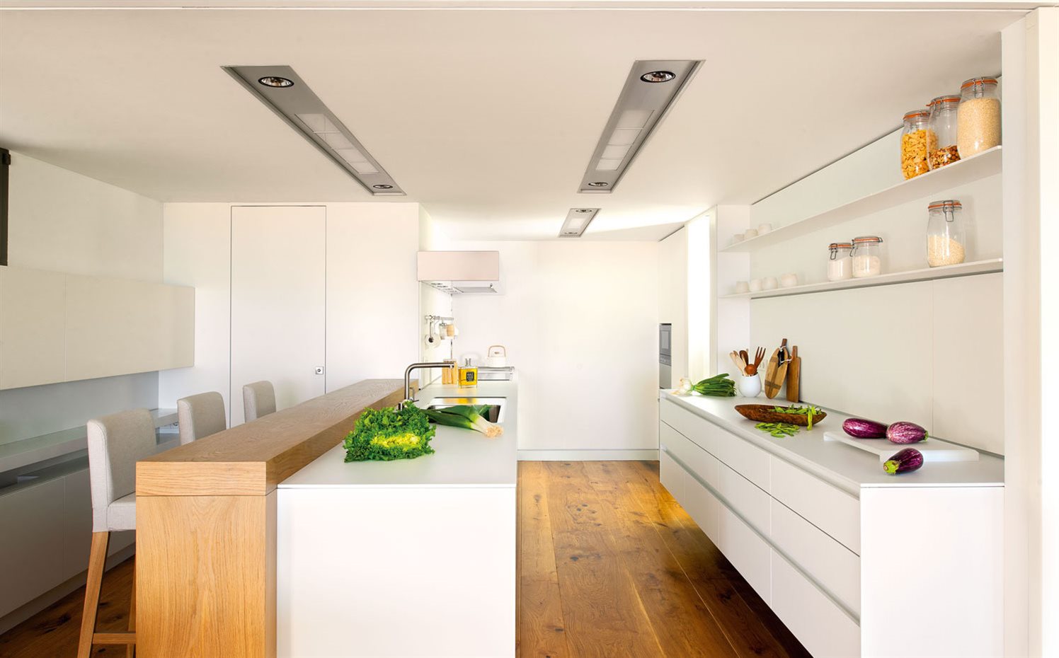 cocina blanca arquitectos Jordi Morató y Enric Palou  roble mobiliario Bulthaup