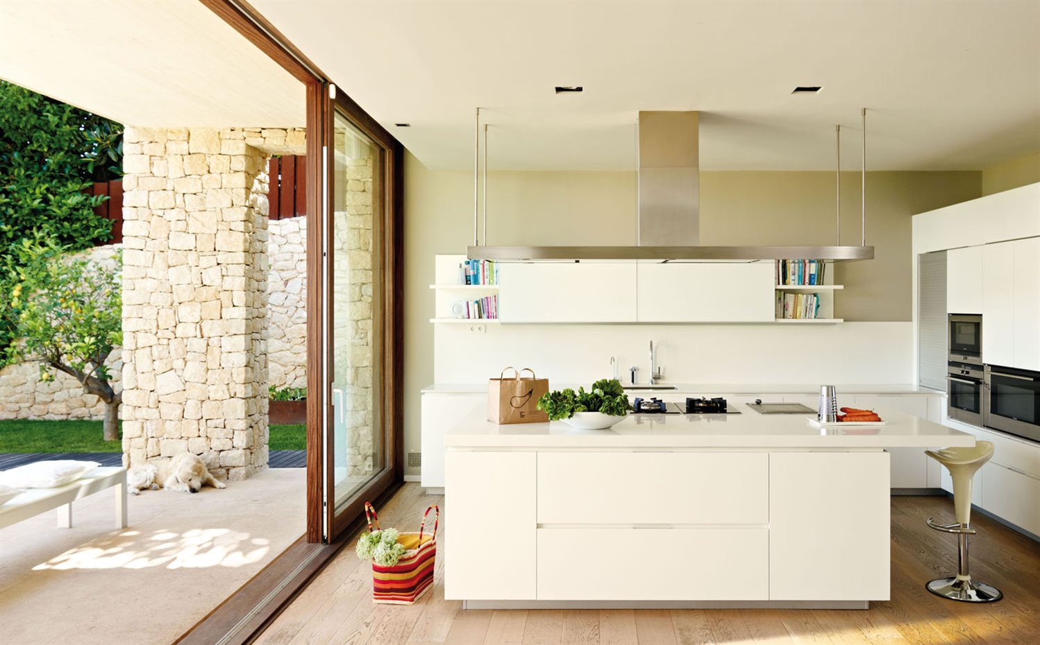 Cocina blanca casa Ramón Esteve. Mobiliario lacado en blanco de Varenna. Campana y horno de Siemens