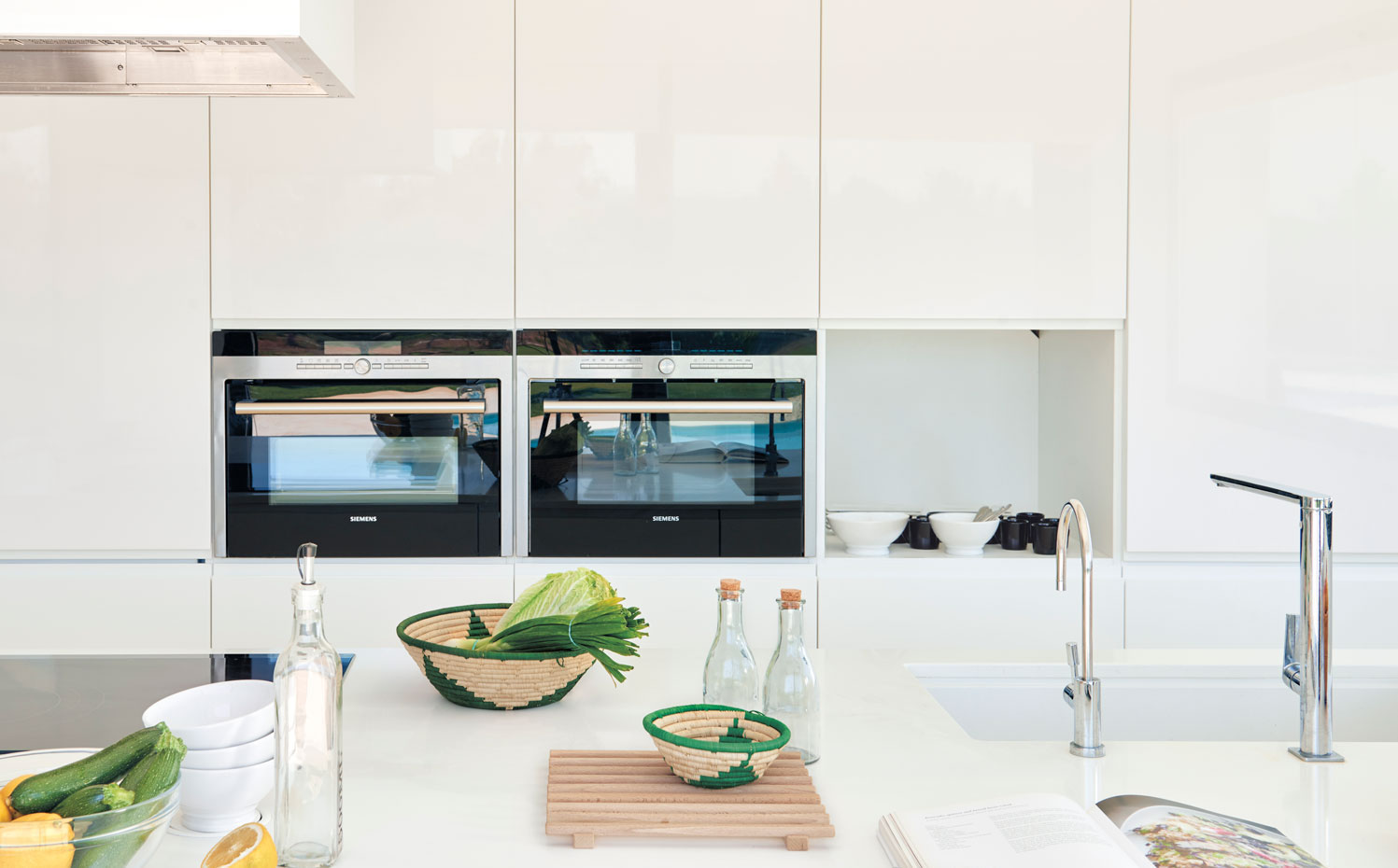 Cocina blanca diseñada por Iván Torres en Ibiza. Electrodomésticos de Siemens