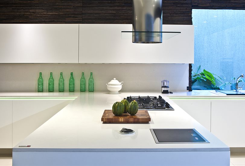 Cocina con encimera de Silestone Blanco Zeus