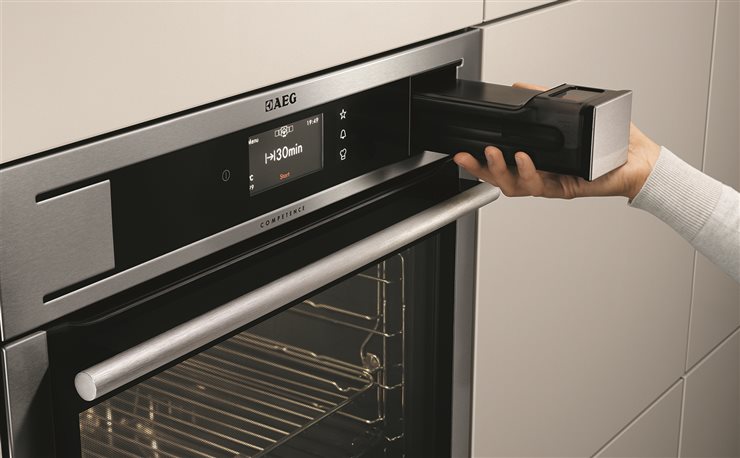 Compartimento de agua del horno de vapor ProCombi Plus, de AEG