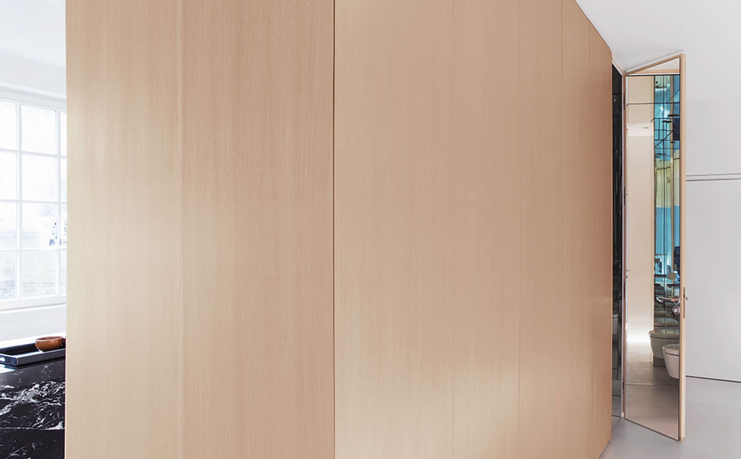 TS01-Boesenberg-Print. Los muebles de madera de roble a medida unifican el criterio estético del apartamento