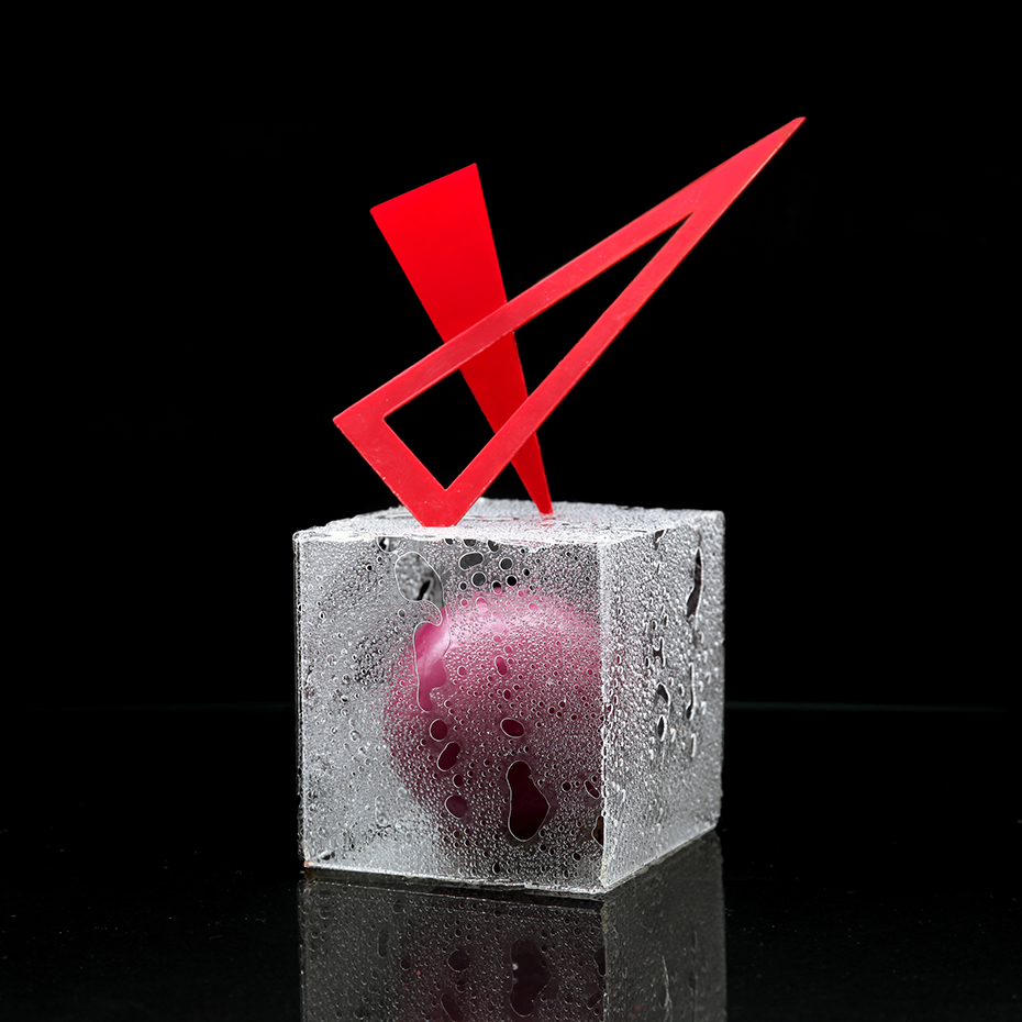 003. Bola, cubo y triángulo