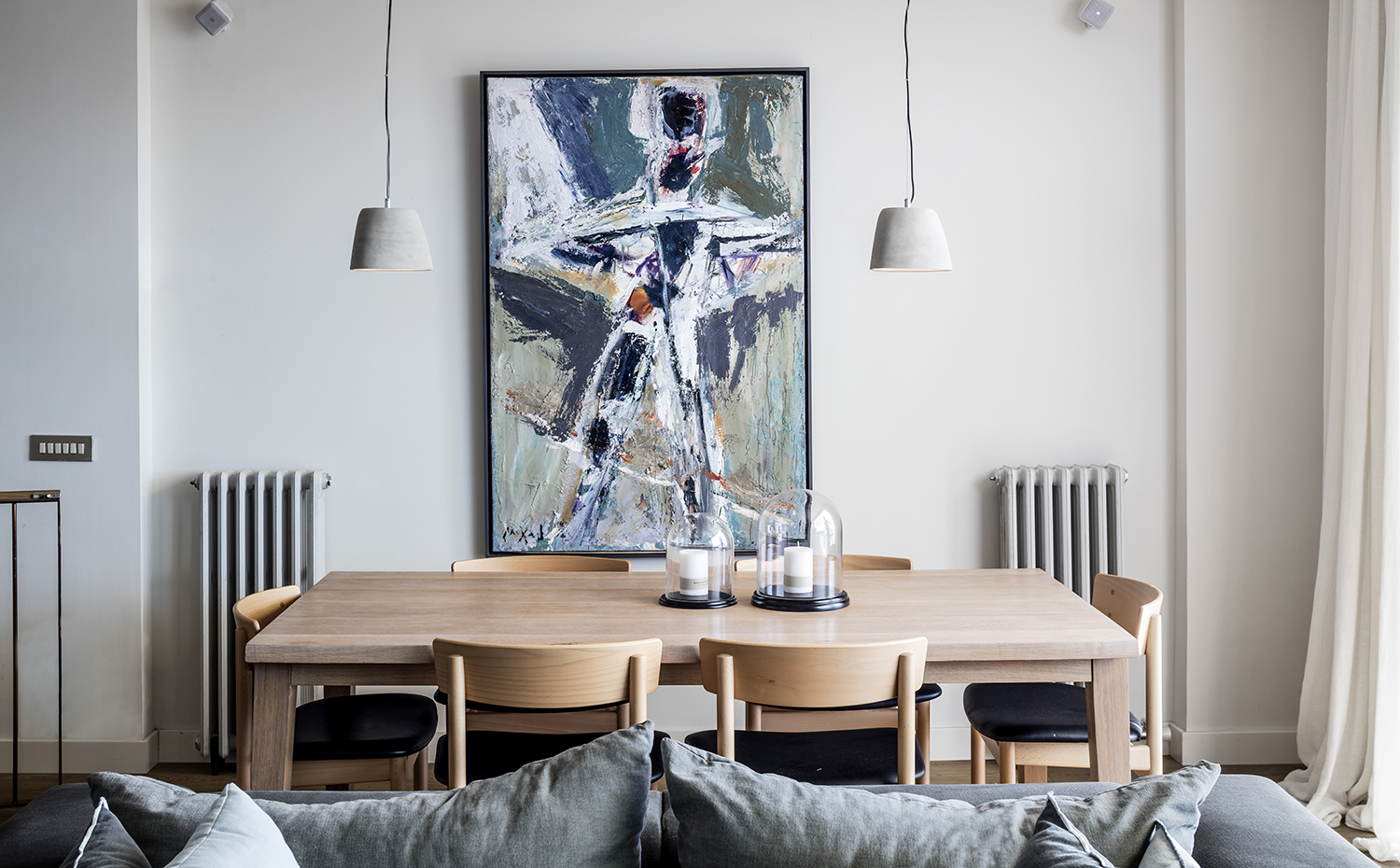  AG 0720. Mesa extensible SH900, diseño de Strand & Hvass para Carl Hansen & Søn. Sillas 3236, de Børge Mogensen para Fredericia. Lámparas colgantes de cemento