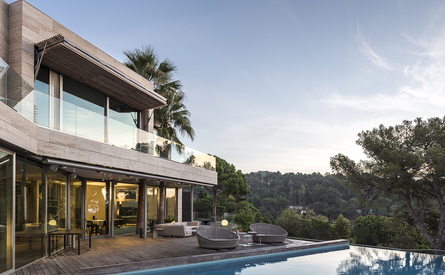 SG1475b 3141. La casa se compone de diversos cubos conectados, con impagables vistas al Mediterráneo. El mobiliario de jardín es de B&B Italia