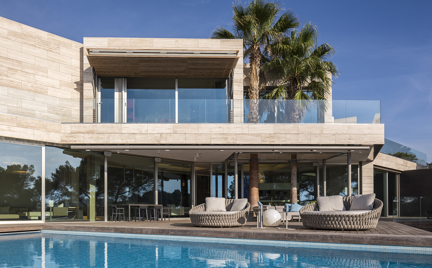 SG1475b 3201. La piscina exterior es tipo 'infinity pool', con cubierta retráctil. Su acceso se diseñó con amplios peldaños tipo playa para sentarse o estirarse