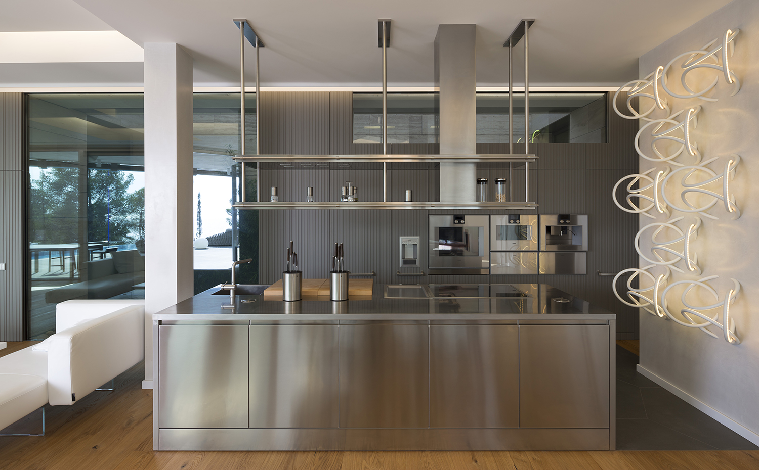 SG1475b 3235. La casa cuenta con tres cocinas realizadas por Arclinea Barcelona: la principal, la de servicio y la del apartamento. Electrodomésticos de Gaggenau