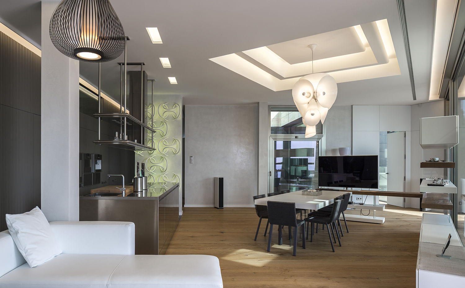 SG1475b 3239. Un suelo de madera tricapa de roble de la firma Bimbo, con nudos y rajaduras emplastecidas, cepillado y aceitado con un tinte en miel, cubre las superficies de la casa 