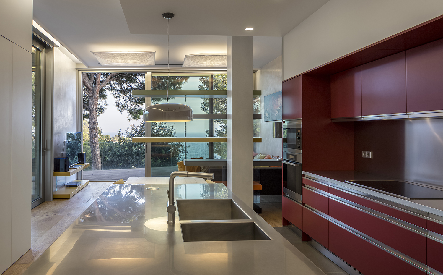 SG1475b 3350. La cocina del apartamento cuenta con el modelo Convivium Elegant color laca mate Vinaccia de Arclinea. Encimera en acero inoxidable esmerilado de 5 cm de grosor