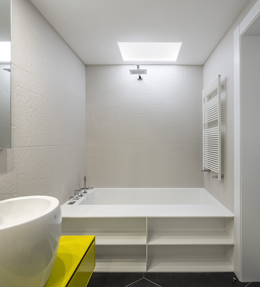 SG1475b 3776. Bañera de solid surface acondicionada para incorporar baldas