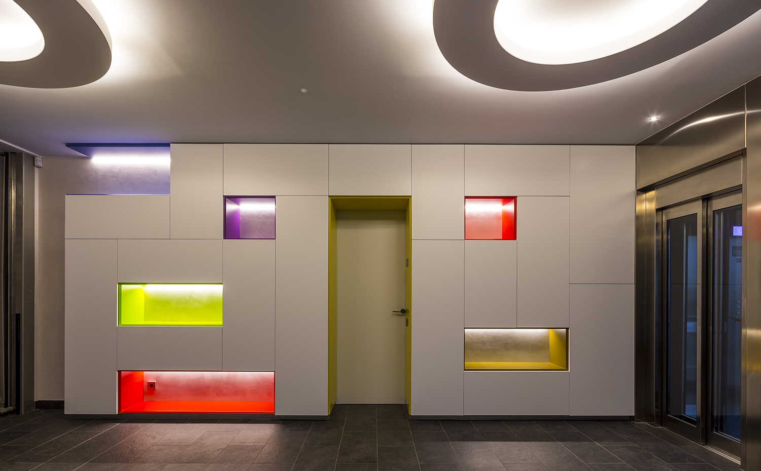 SG1475b 3783. La iluminación cobra especial importancia en esta vivienda, utilizando sobre todo lámparas decorativas y técnicas de la casa italiana Flos. Algunas de las luminarias están integradas en las propias paredes