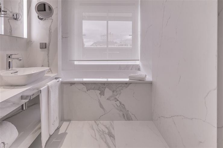 El toque de distinción salta a la vista en este baño de Neolith.
