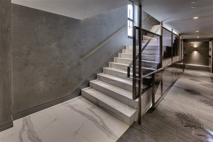 Este material de Neolith también se empleó en zonas comunes del hotel como la escalera