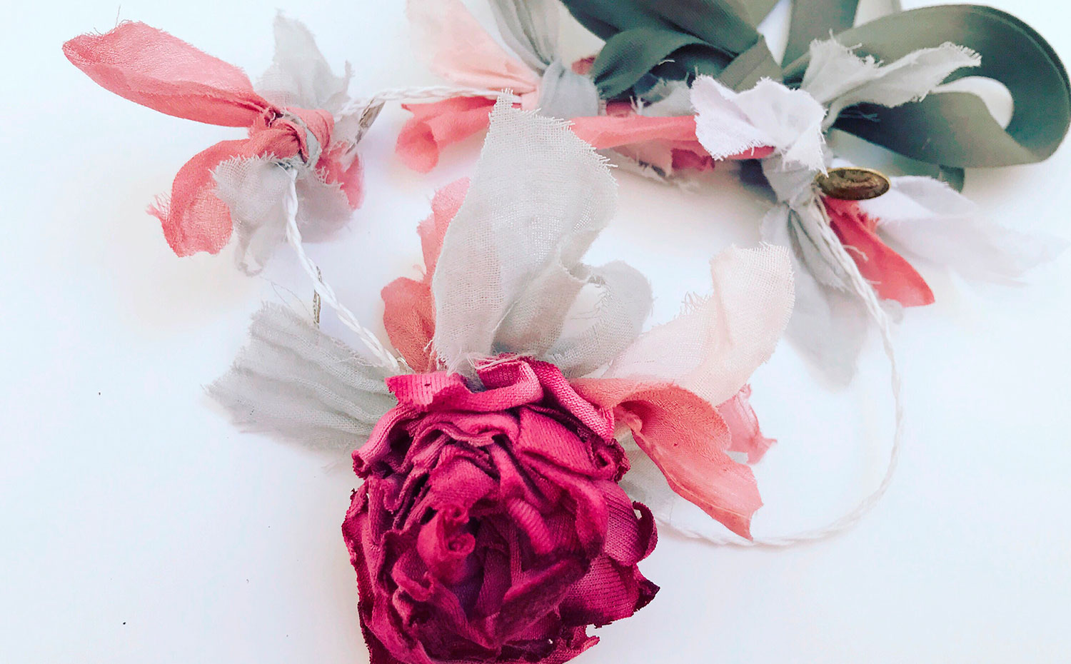 Diadema. Los complementos de Claudette &Cg siempre incluyen rosas