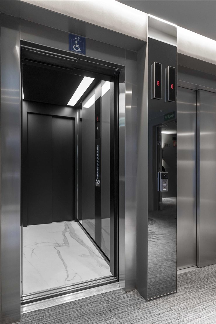 En el suelo del ascensor también podemos encontrar el modelo Estatuario de Neolith.