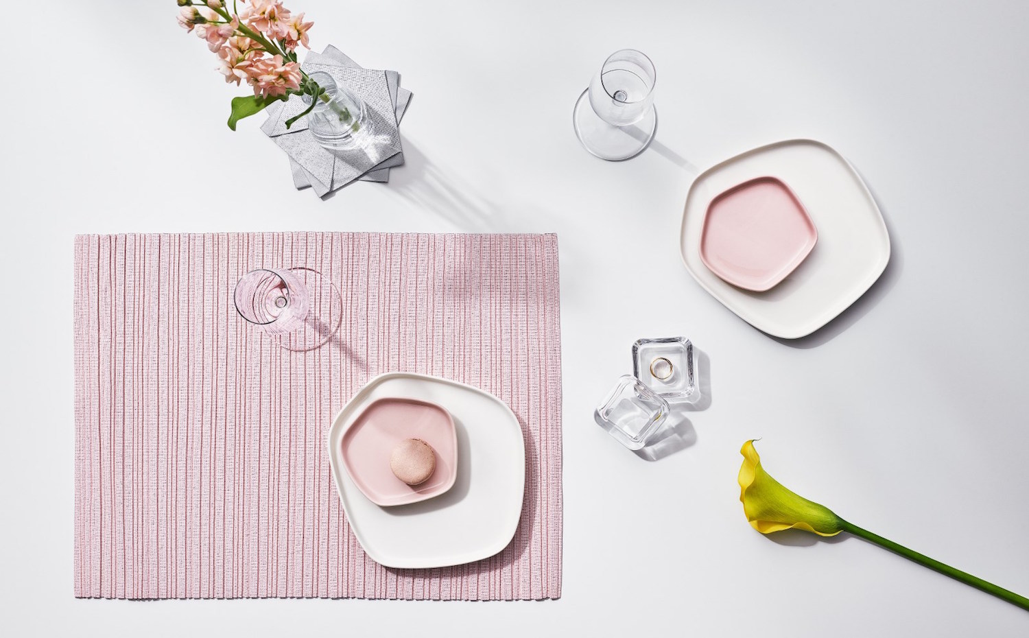 Iittalatabletops 05 JPG. [07] Iittala se pliega ante Issey Miyake