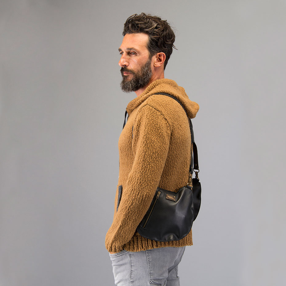 La propuesta de Ainhoa Herrera es una mochila de piel dividida en dos bolsas. La propuesta de Ainhoa Herrera es una mochila de piel dividida en dos