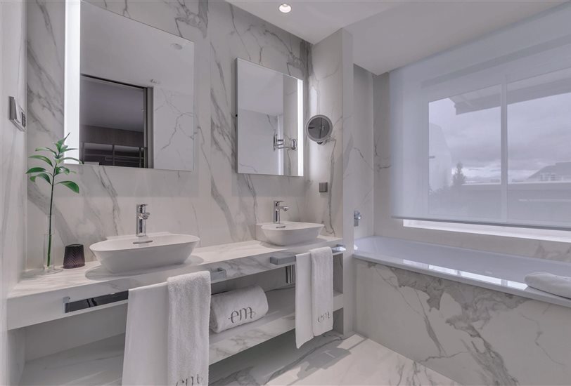 La versatilidad del modelo Estatuario permite recubrir todas las superficies del baño