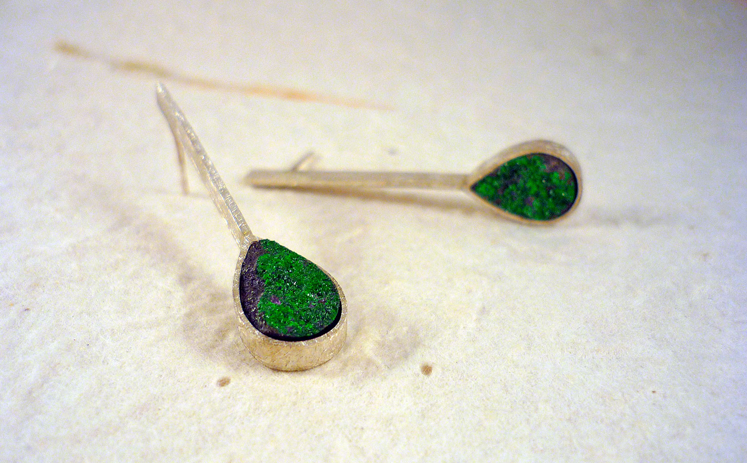 Pendientes en forma de lágrima de Rosa Tejada . Pendientes de la colección Llàgrimes de Rosa Tejada 