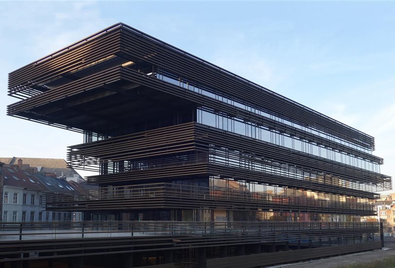 El edificio sigue la estructura de losas superpuestas