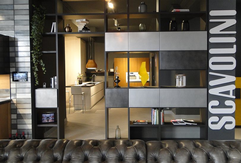 El interior se caracteriza por un estilo art déco renovado en clave contemporánea, realzado por acabados y materiales de alta calidad