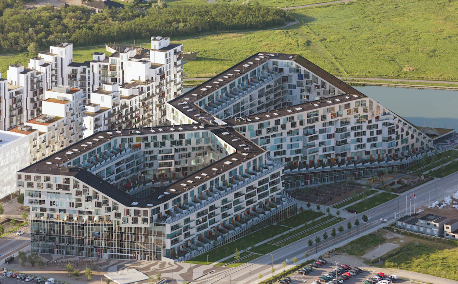 8 House, de Bjarke Ingels Group (BIG) en Copenhagen (Dinamarca) Libro Building Community. New Apartment Architecture de Thames &Hudson