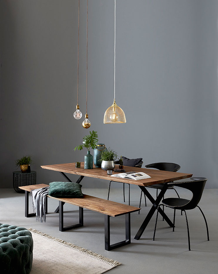 Lámparas. Mesa de comedor 6210, banco 6220, sillas de piel negra Flaire, puf verde Mandy, lámparas colgantes: Grid, de rejilla, Mysa Led, con dorado y Pinneaple Led