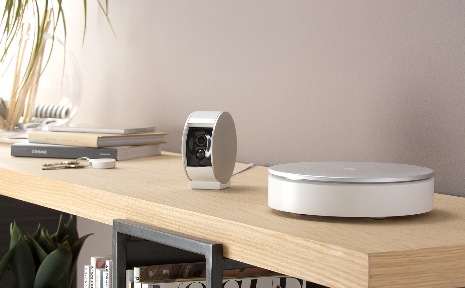 Myfox camera alarm shelf HD. Myfox Home Alarma y la cámara Myfox Security Camera conforman un sistema de seguridad para el hogar. Ambos dispositivos pueden funcionar juntos o por separados, y se controlan a través de una app