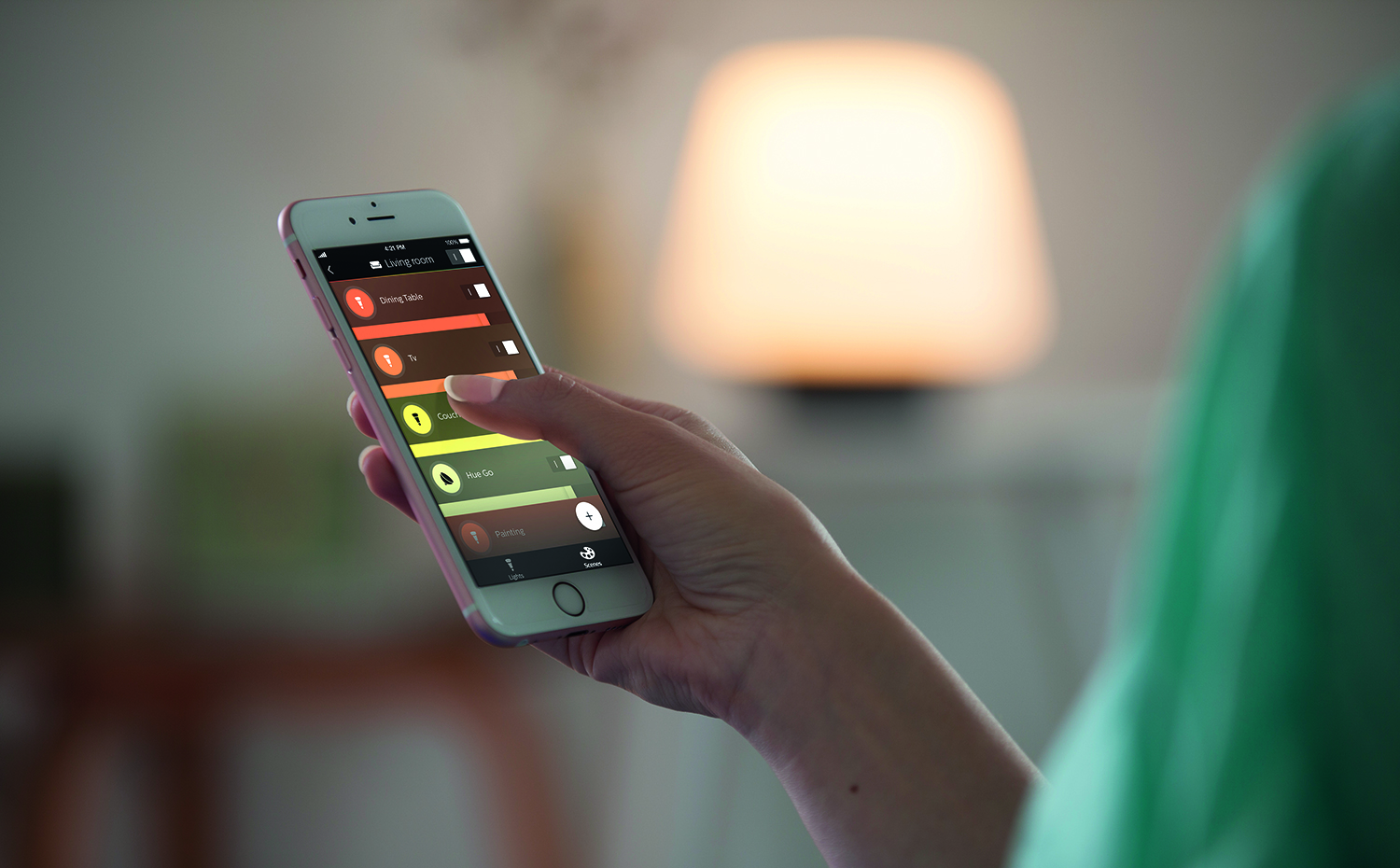 Philips Hue app. Philips Hue es un sistema integrado de control de la iluminación doméstica a través de una aplicación móvil. Como novedad, ahora a través de Philips Hue Bridge todas las luces de este sistema pueden controlarse con la tecnología Apple HomeKit