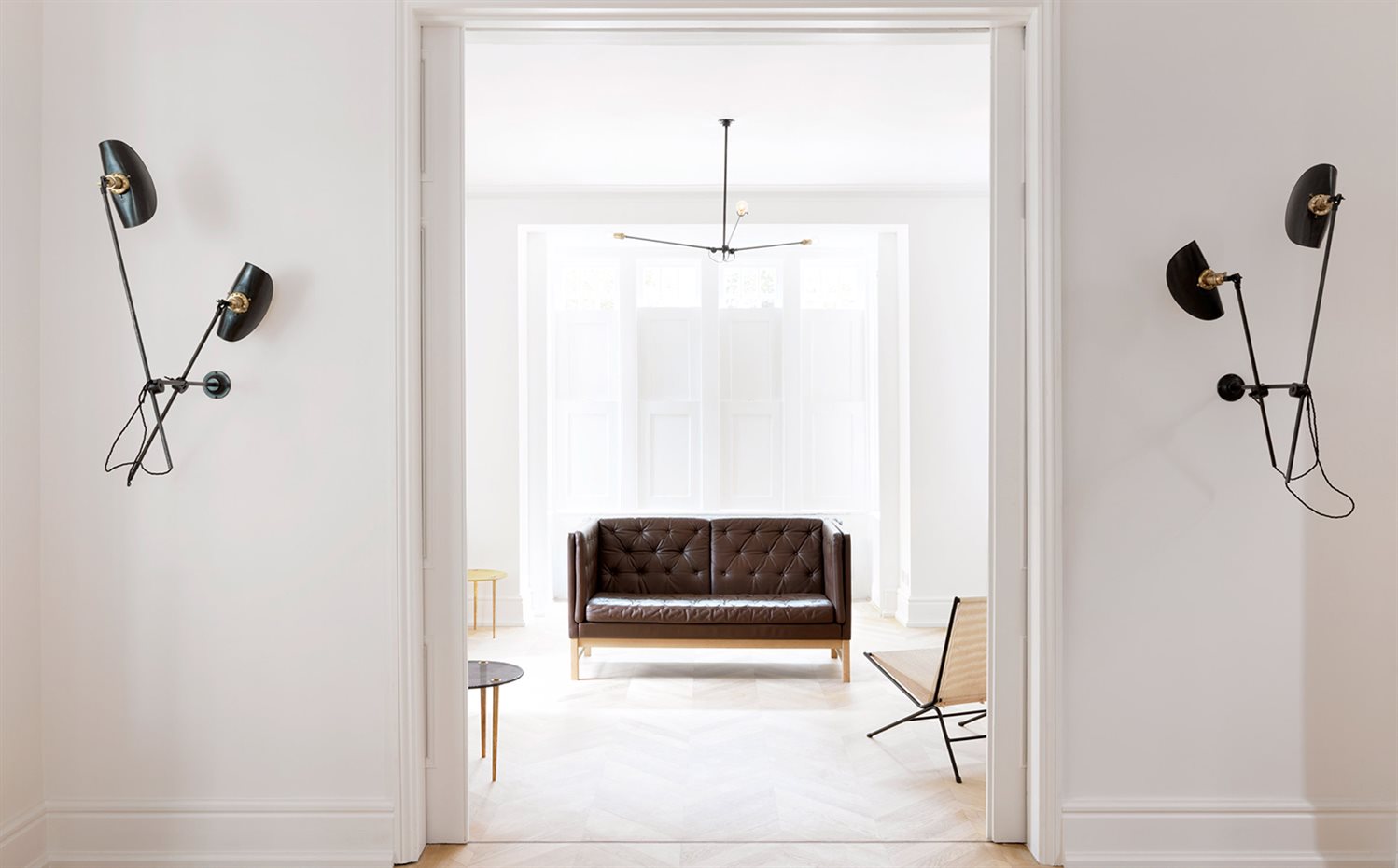 west-london-house-maclean-interiors-interiors-residential-uk dezeen 2364 col 12. El blanco potencia la luz natural de la casa y resalta los cálidos materiales del mobiliario
