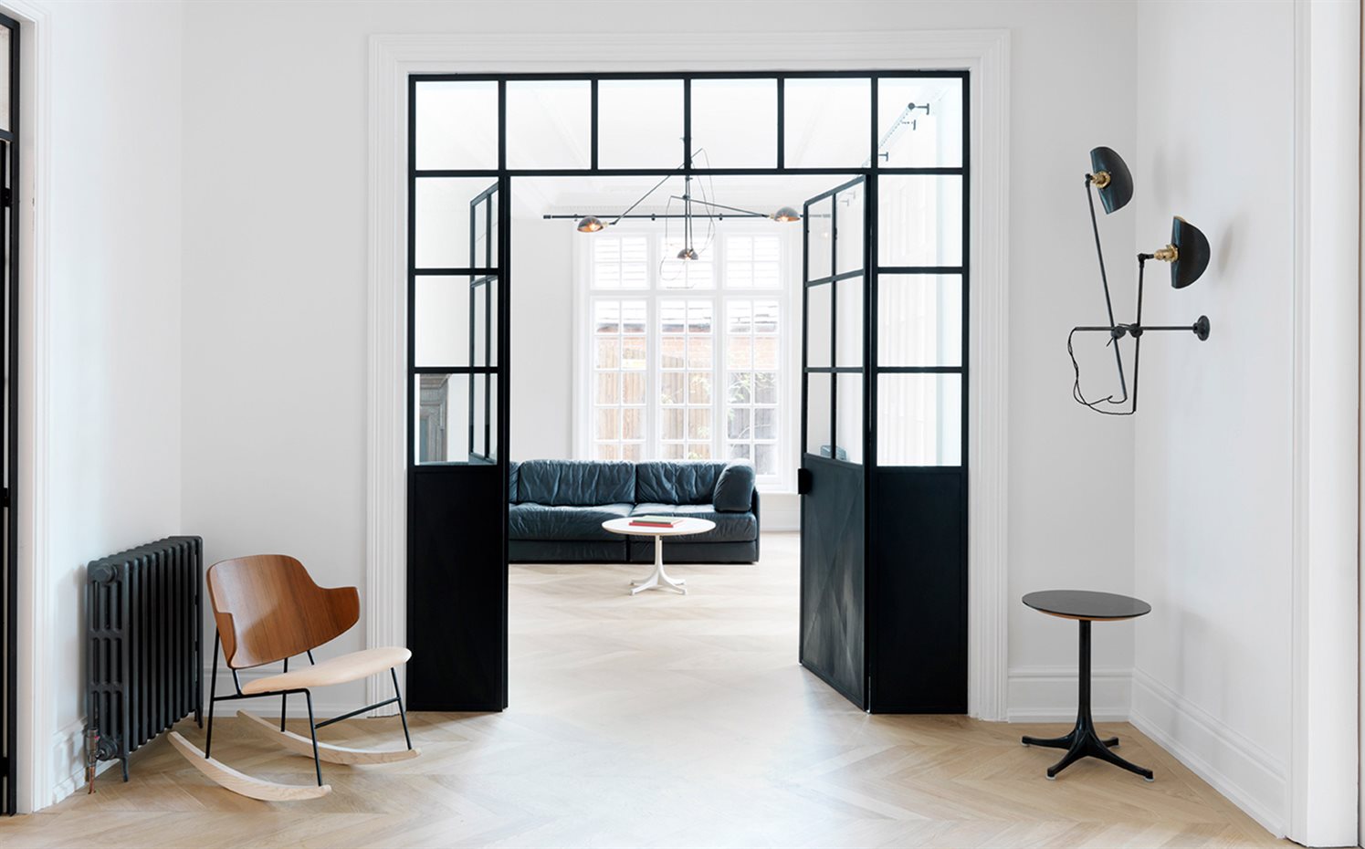 west-london-house-maclean-interiors-interiors-residential-uk dezeen 2364 col 14. Los muebles del salón destacan por su sobriedad, pero también exhiben interesantes matices