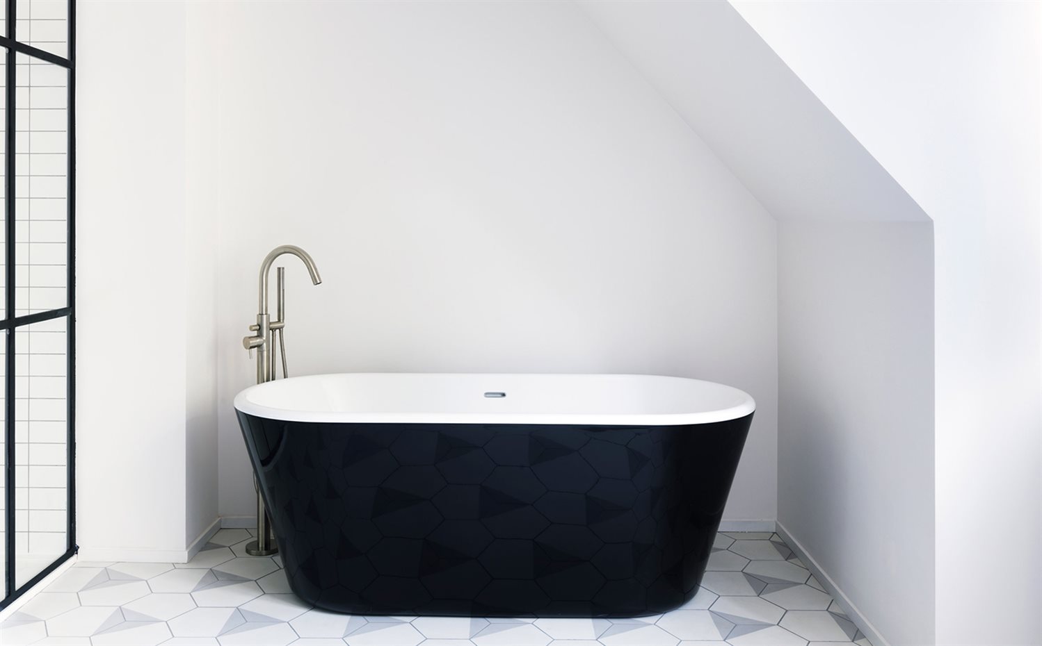 west-london-house-maclean-interiors-interiors-residential-uk dezeen 2364 col 15. La bañera enfatizada en negro aprovecha el hueco de la escalera 